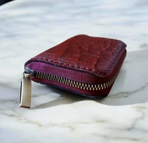 کیف جا کارتی چرمی دور زیپ زرشکی طرحدار