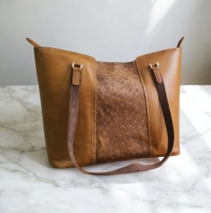 کیف چرمی دست‌دوز زنانه مدل «کاراملی کلاسیک»