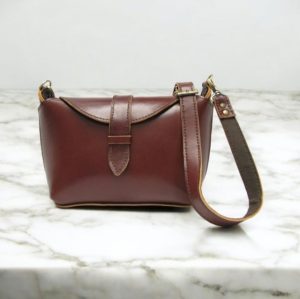 کیف چرم دست دوز رو دوشی زنانه عنابی